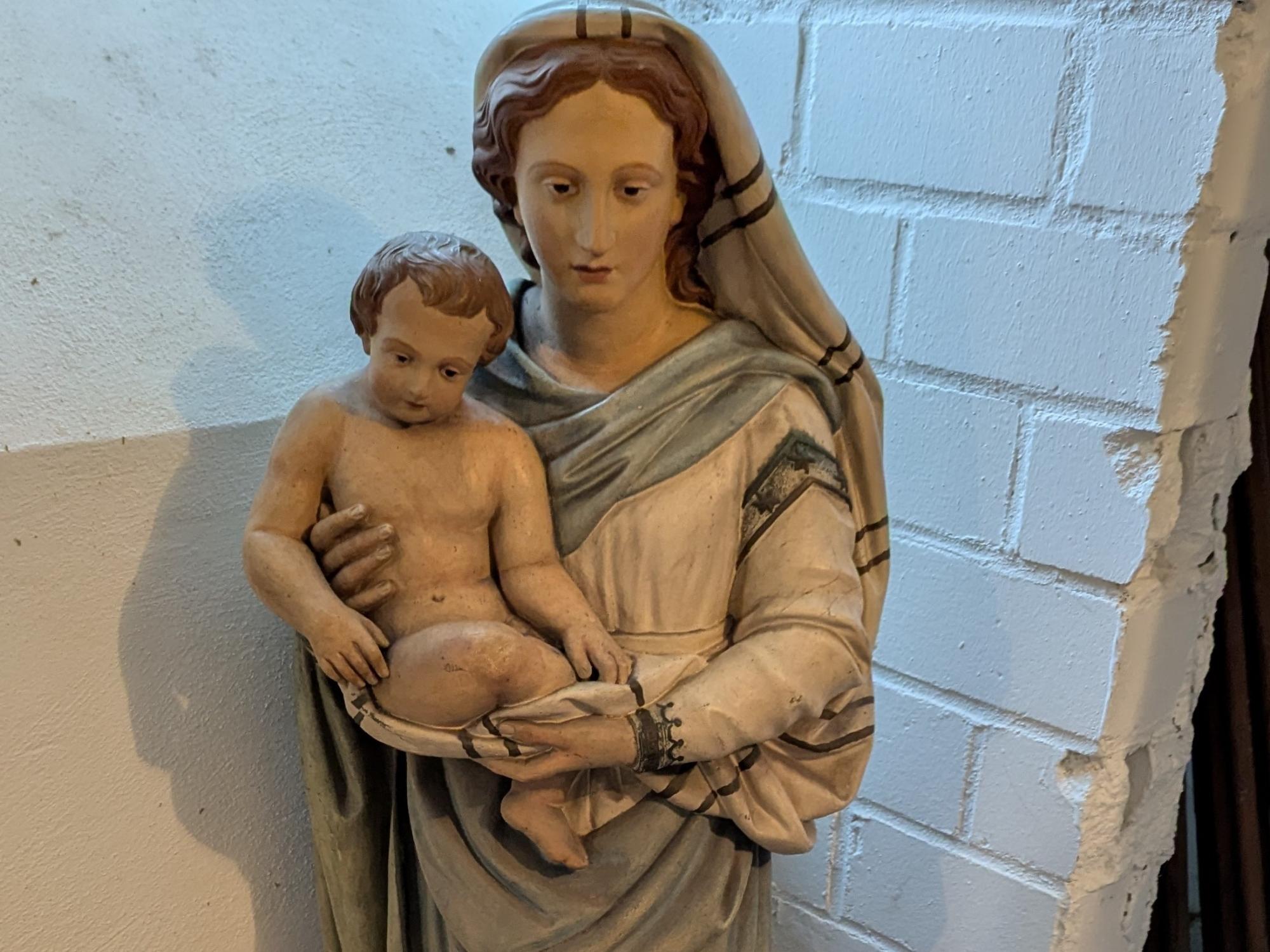 renovierungsbedürftige Marienstatue