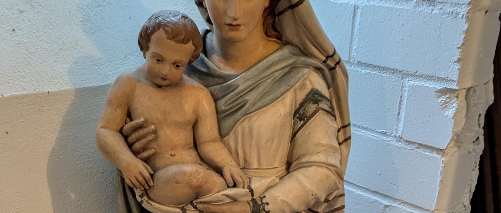 renovierungsbedürftige Marienstatue