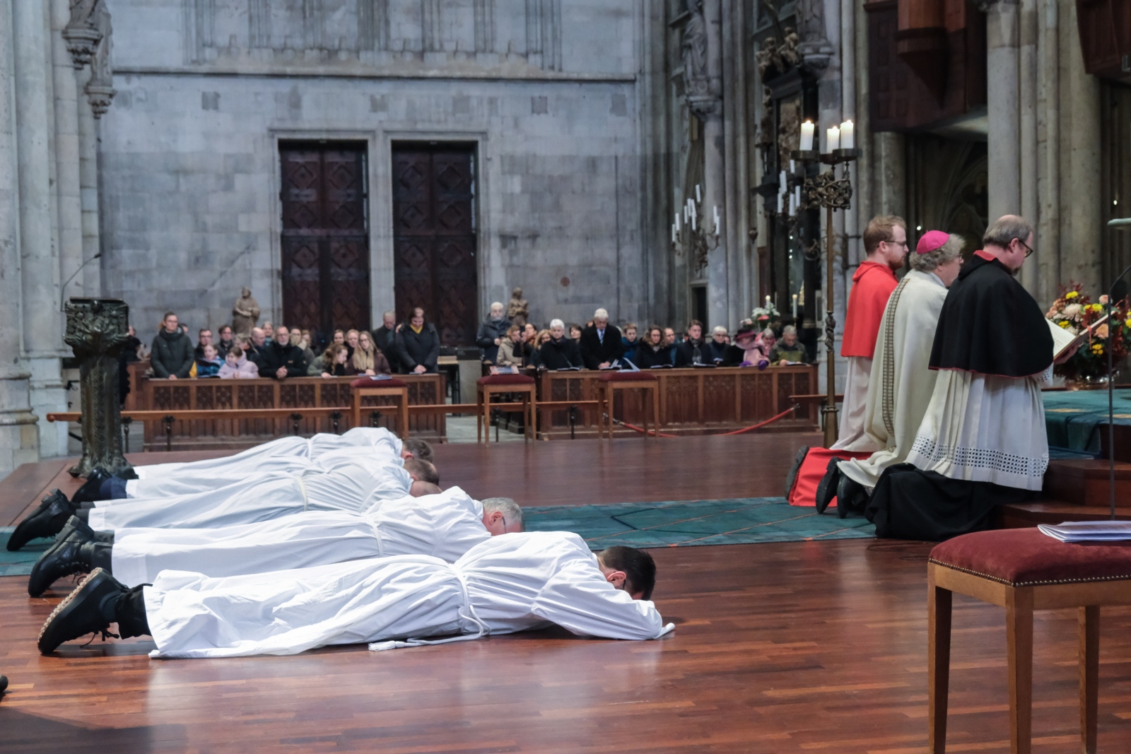 Im Kölner Dom hat Weihbischof Rolf Steinhäuser am Samstag (22. November) fünf verheiratete Männer aus dem Erzbistum zu Ständigen Diakonen geweiht.