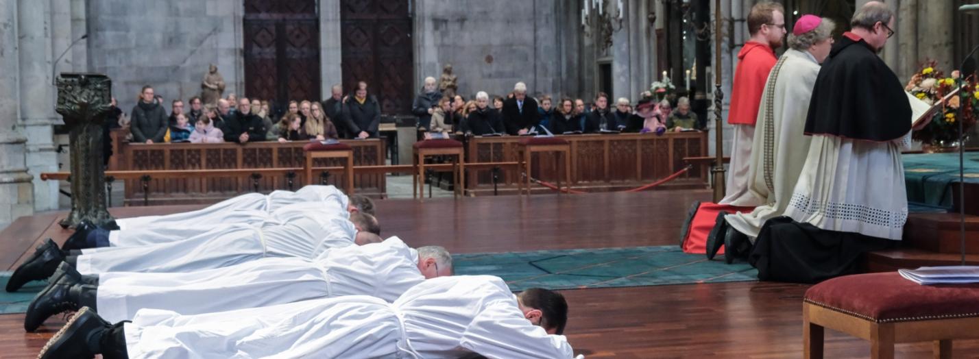 Weihe ständige Diakone 22.11.2025 Im Kölner Dom hat Weihbischof Rolf Steinhäuser am Samstag (22. November) fünf verheiratete Männer aus dem Erzbistum zu Ständigen Diakonen geweiht.