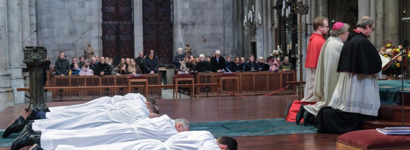 Im Kölner Dom hat Weihbischof Rolf Steinhäuser am Samstag (22. November) fünf verheiratete Männer aus dem Erzbistum zu Ständigen Diakonen geweiht.